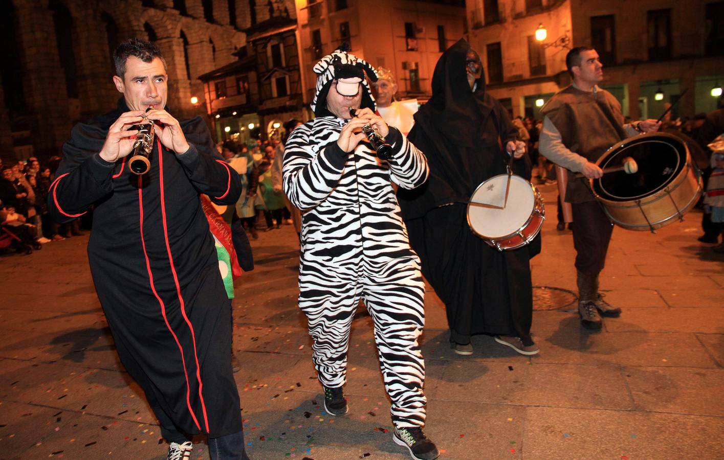 Segovia disfruta del martes de carnaval con un animado desfile