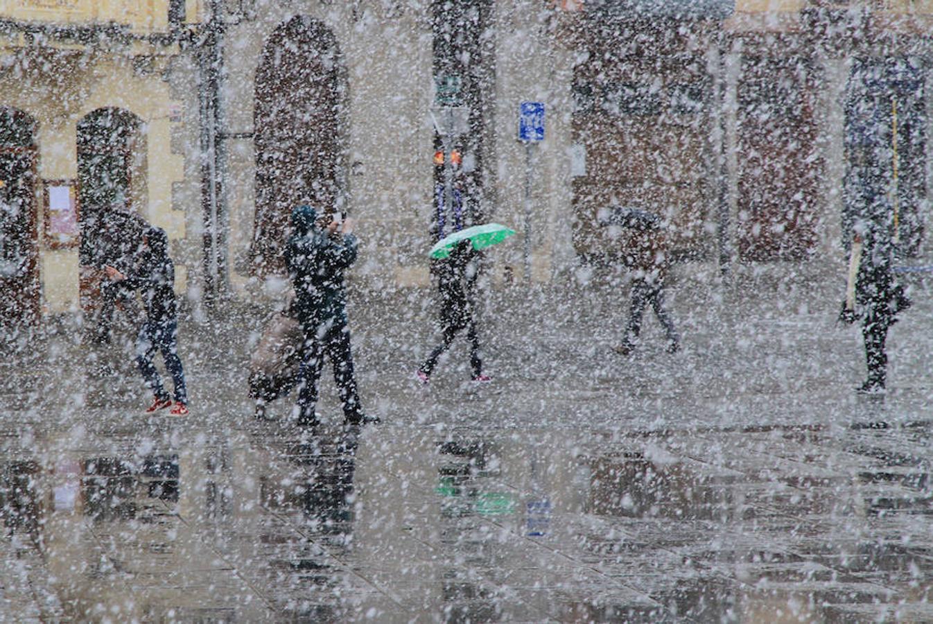 Una intensa nevada cubre Segovia