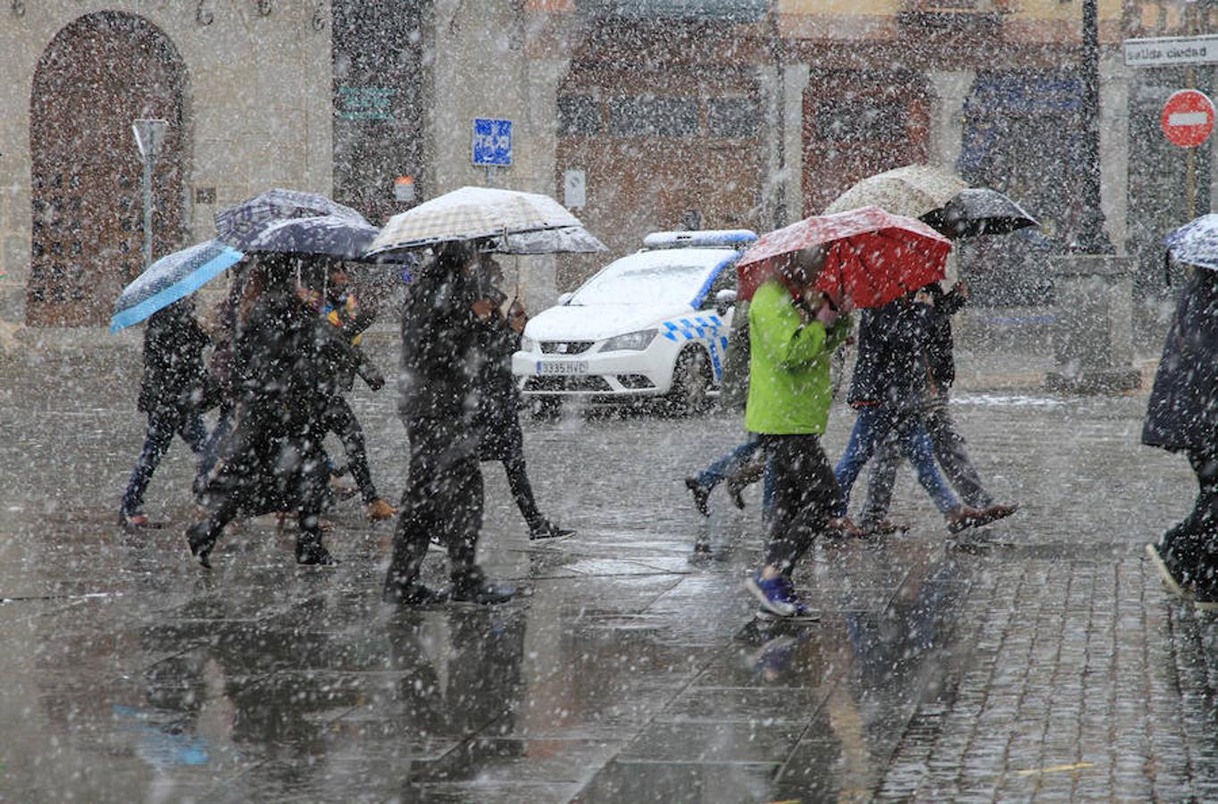 Una intensa nevada cubre Segovia