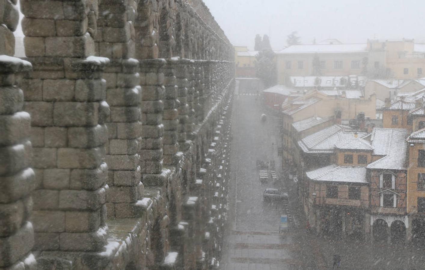 Una intensa nevada cubre Segovia