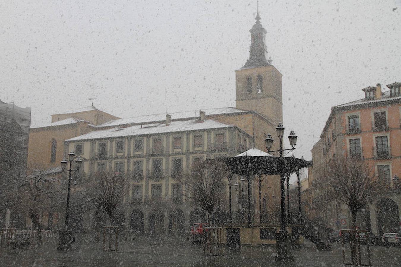 Una intensa nevada cubre Segovia