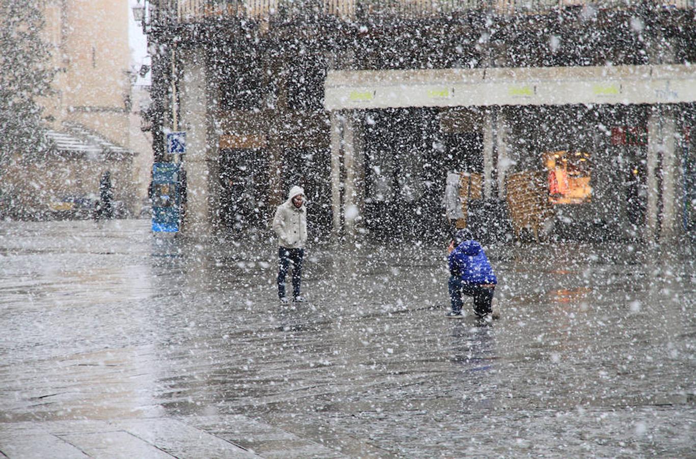 Una intensa nevada cubre Segovia