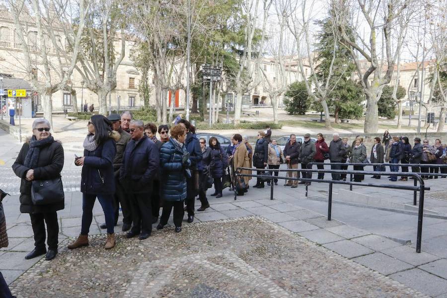 Colas en el besapié del rescatado en San Pablo (Salamanca)