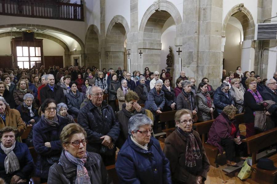 Colas en el besapié del rescatado en San Pablo (Salamanca)