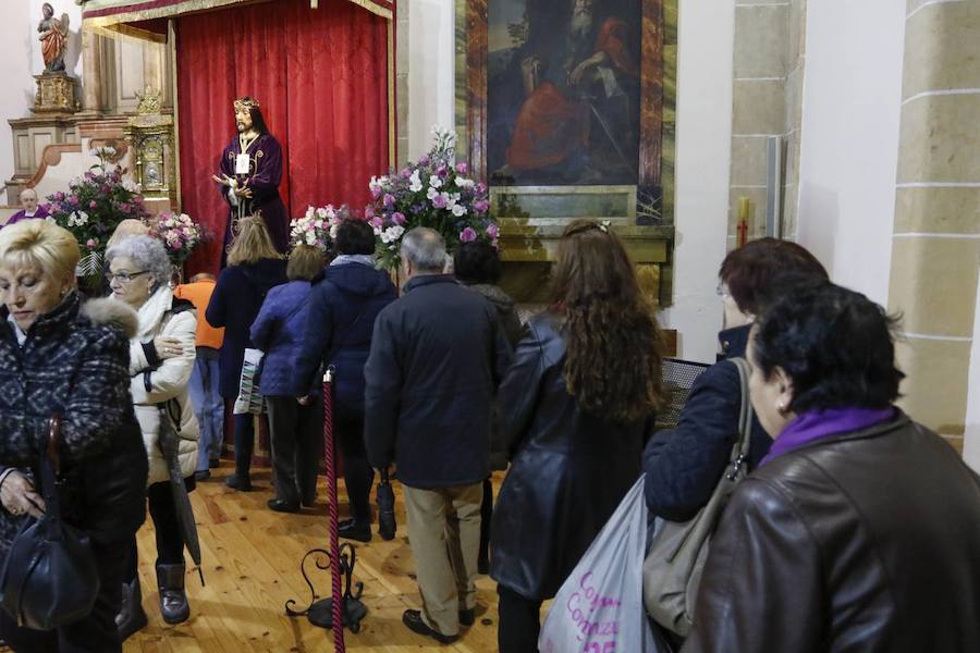 Colas en el besapié del rescatado en San Pablo (Salamanca)