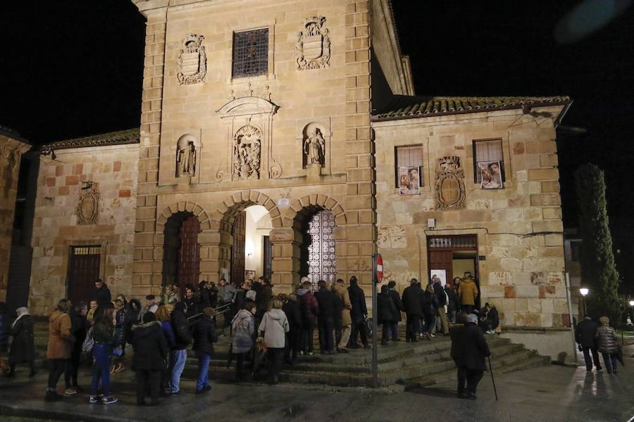 Colas en el besapié del rescatado en San Pablo (Salamanca)