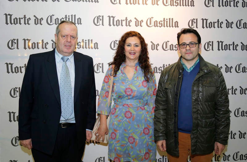 El coronel Florencio Hermoso, con su mujer, María Jesús Alonso, y el secretario coordinador provincial de Justicia, Luis Miguel García Rubio.