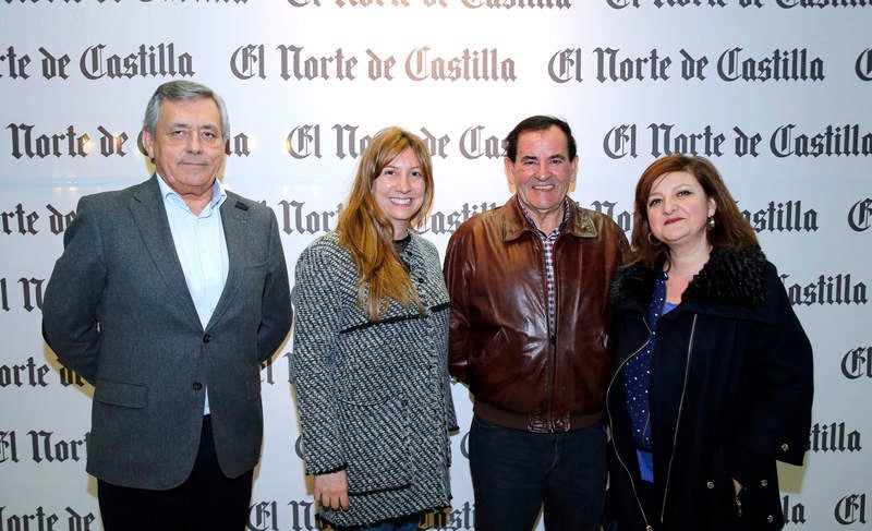 Fernando Martínez Zulaica (vicepresidente del Palencia Baloncesto y director de Nammo) y el exatleta Mariano Haro, con Beatriz Gallego y Rebeca González (prensa de Diputación).