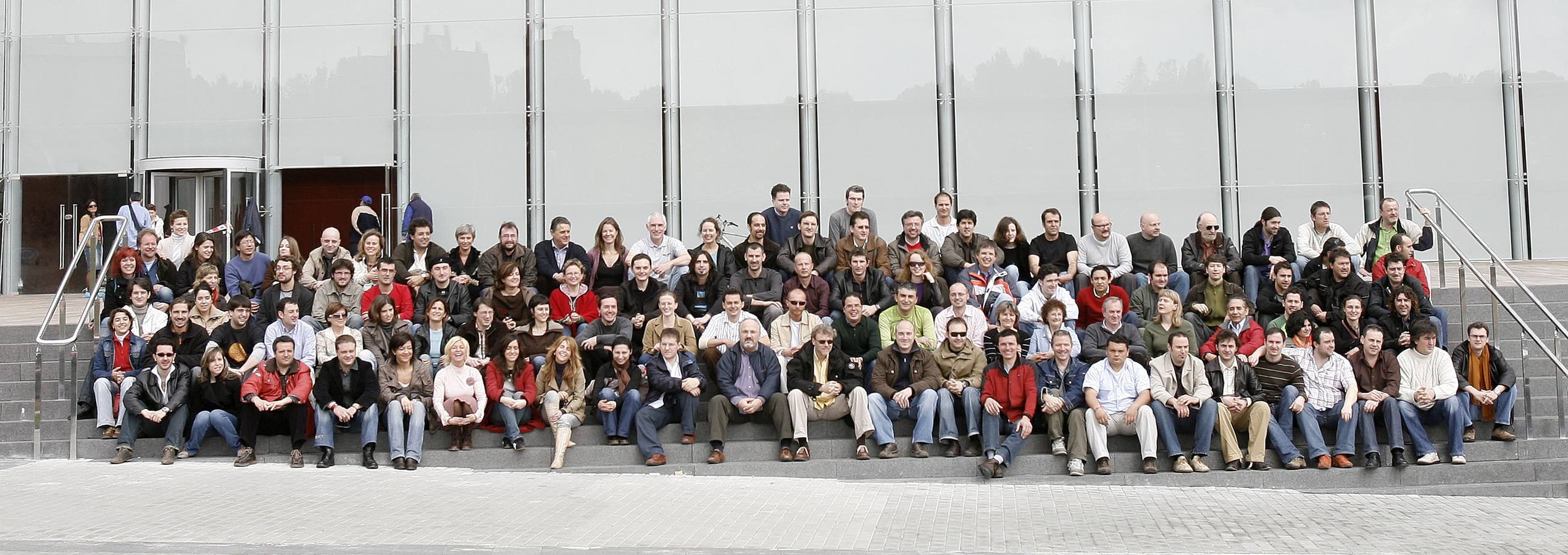 10.04.07 Los músicos de la Orquesta Sinfónica de Castilla y León que mañana estarán en la inauguración del Auditorio de Valladolid posaron hoy en las escaleras del nuevo coliseo de las artes.