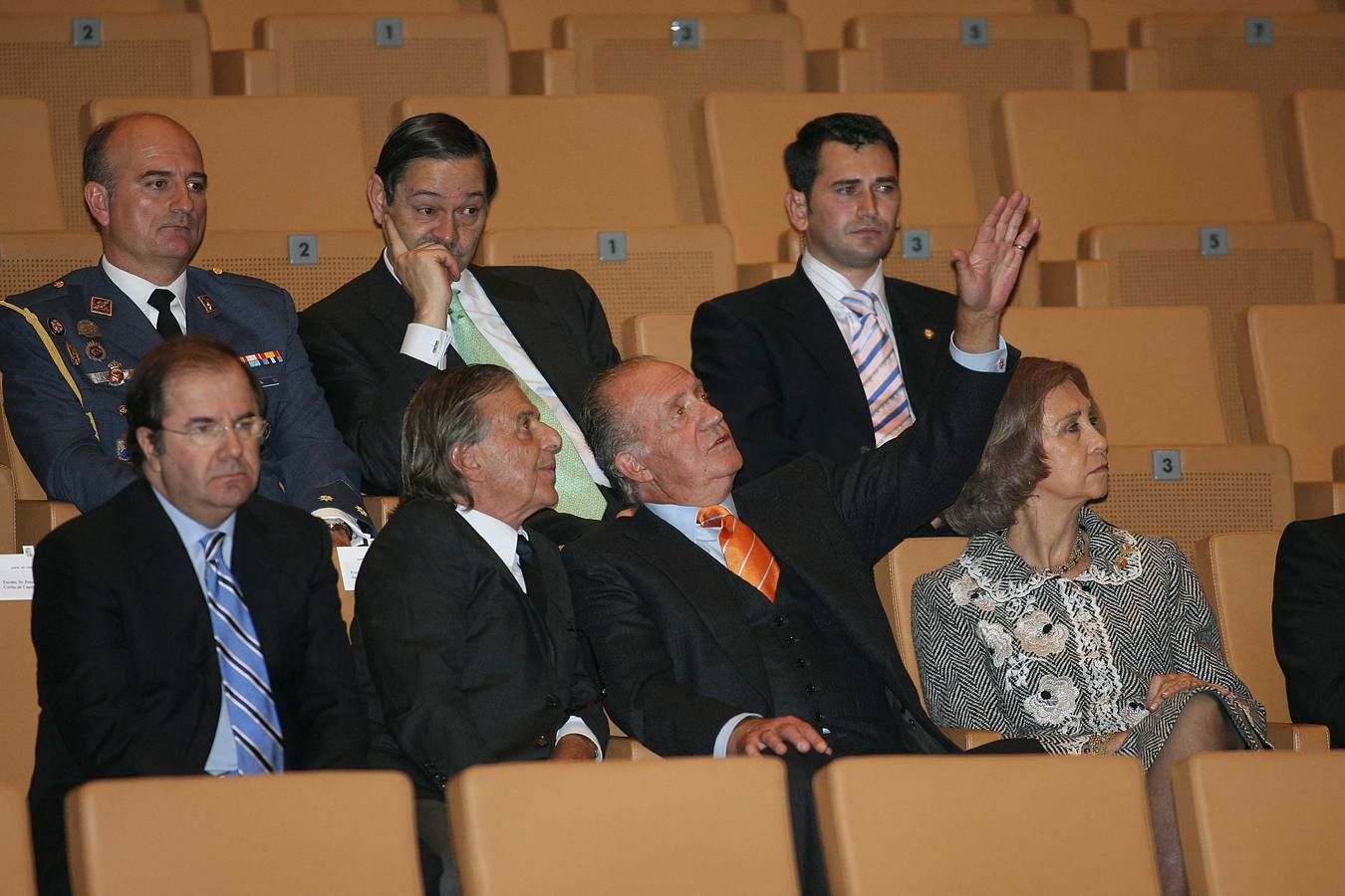 14.11.07 Los Reyes de España, Don Juan Carlos y Doña Sofía inauguran el Centro Cultural Miguel Delibes. En la foto, Juan Vicente Herrera, Ricardo Bofill y Sus Majestades en el auditorio.