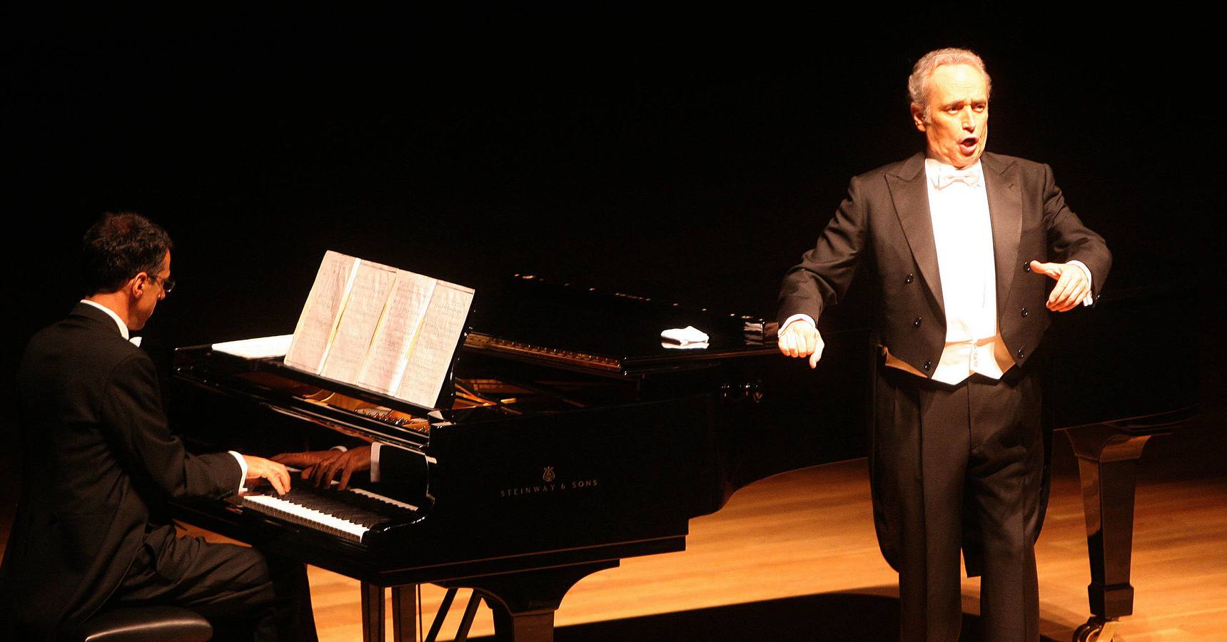 14.04.09 Josep Carreras, acompañado al piano por Lorenzo Bavaj.