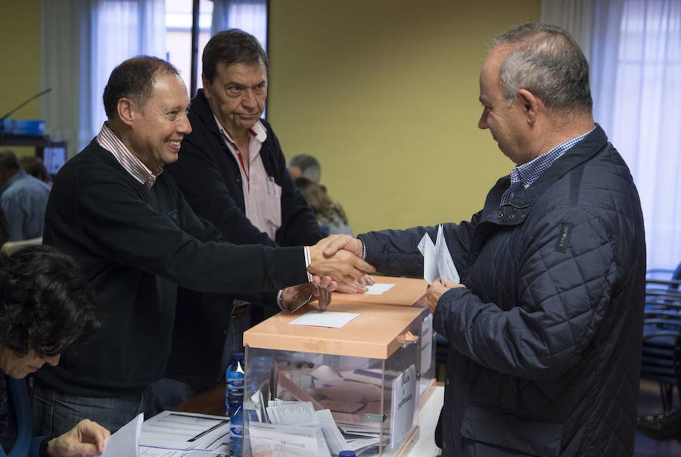 Los afiliados votan en las primarias del PP de Castilla y León en la sede regional de Valladolid