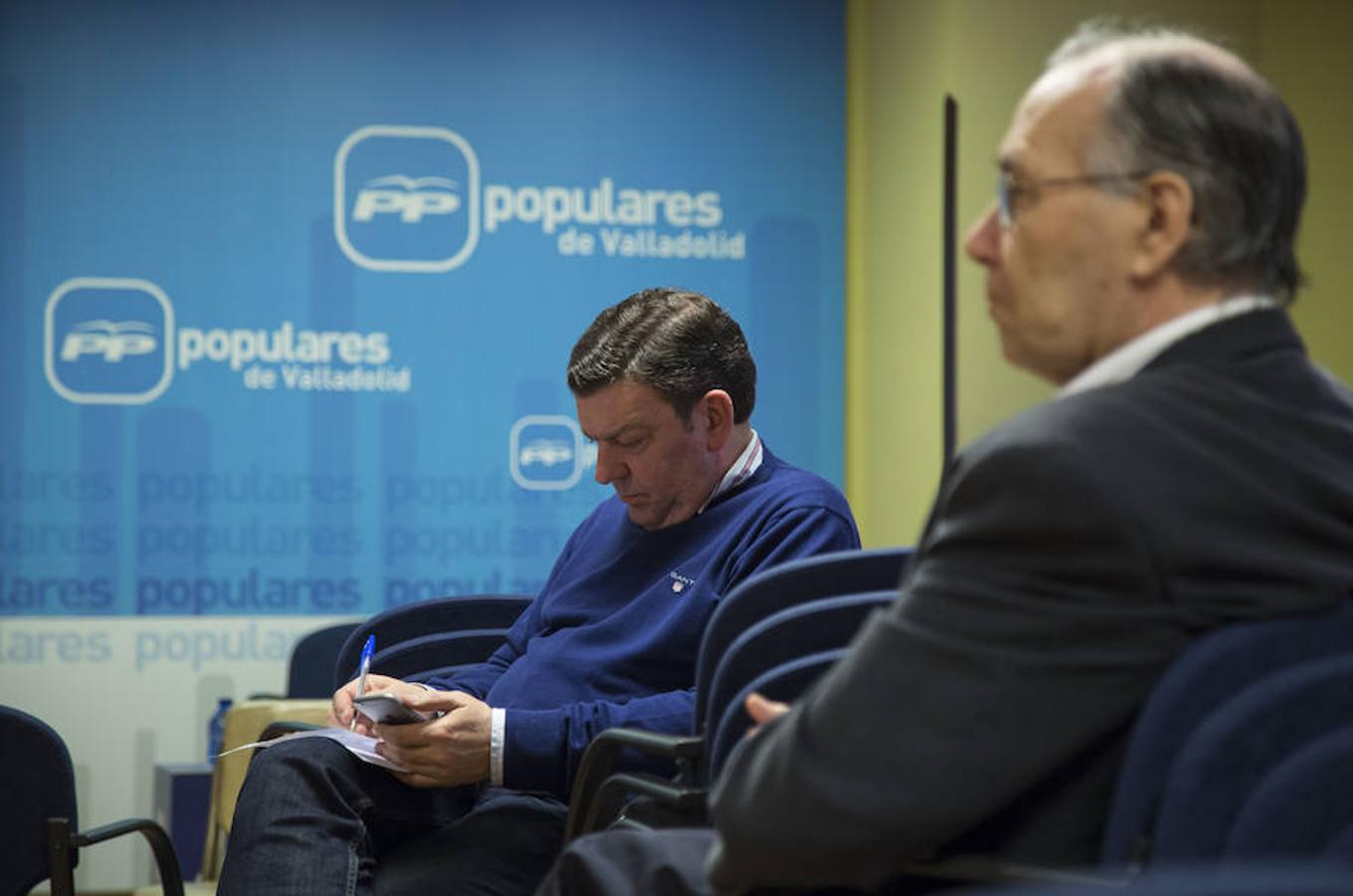 Los afiliados votan en las primarias del PP de Castilla y León en la sede regional de Valladolid