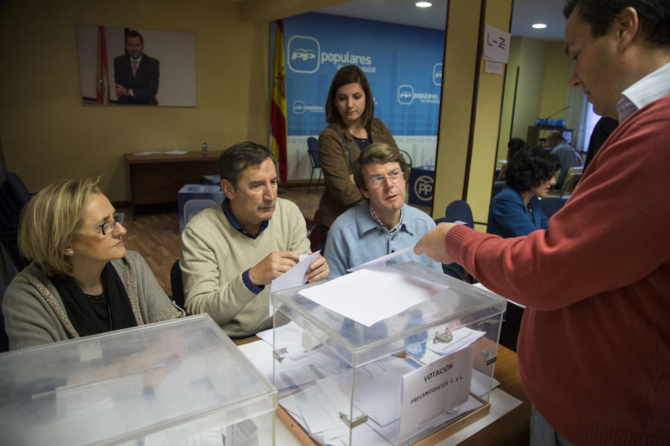 Los afiliados votan en las primarias del PP de Castilla y León en la sede regional de Valladolid