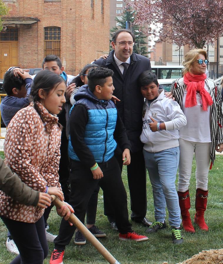 Escolares palentinos celebran el Día del Árbol