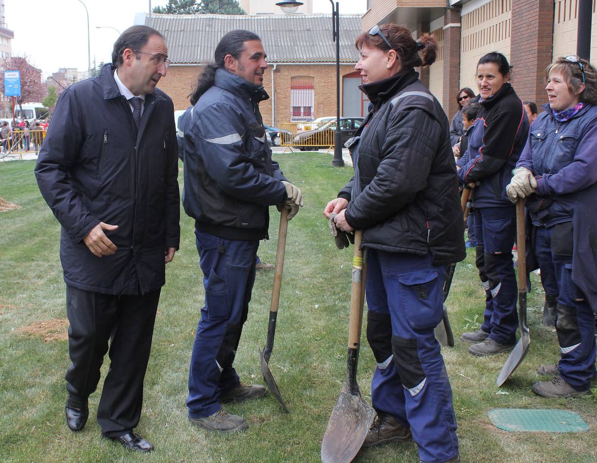 Escolares palentinos celebran el Día del Árbol