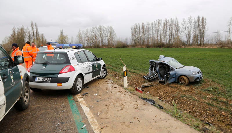 Tres miembros de una familia fallecen en un accidente en Villaturde (Palencia)