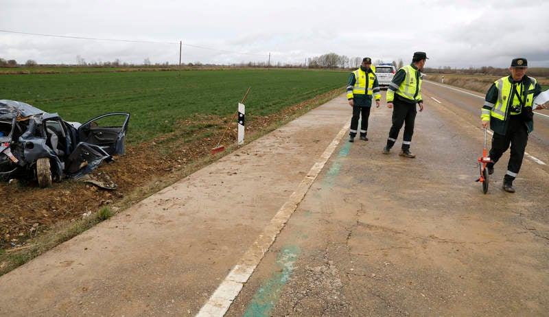 Tres miembros de una familia fallecen en un accidente en Villaturde (Palencia)