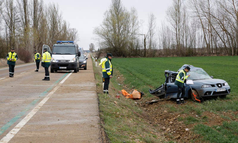 Tres miembros de una familia fallecen en un accidente en Villaturde (Palencia)