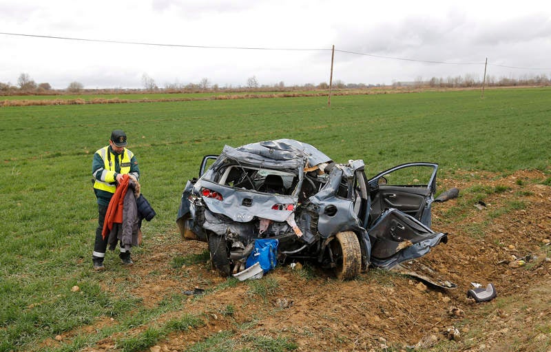 Tres miembros de una familia fallecen en un accidente en Villaturde (Palencia)