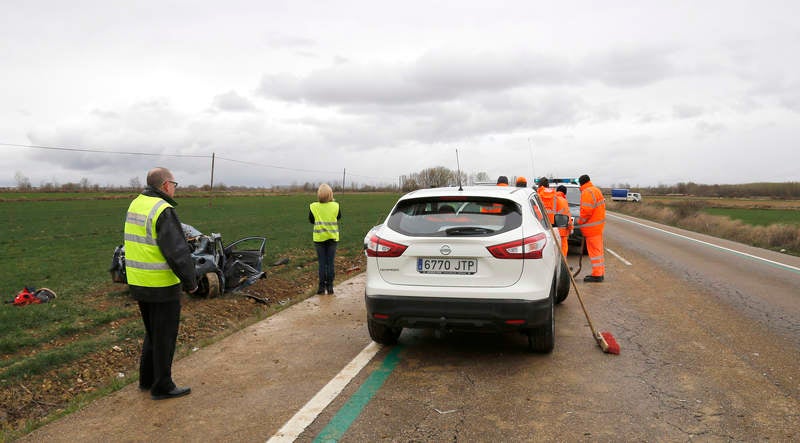 Tres miembros de una familia fallecen en un accidente en Villaturde (Palencia)