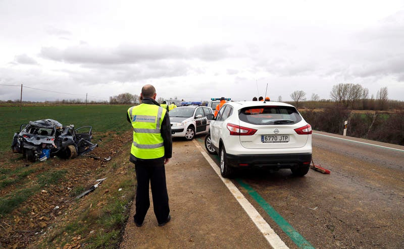 Tres miembros de una familia fallecen en un accidente en Villaturde (Palencia)