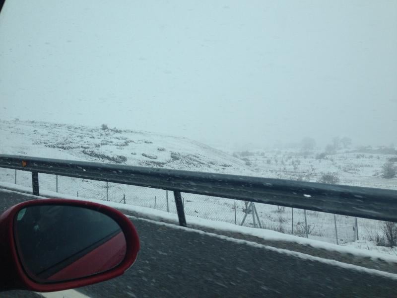 La nieve tiñe de blanco el norte de Palencia