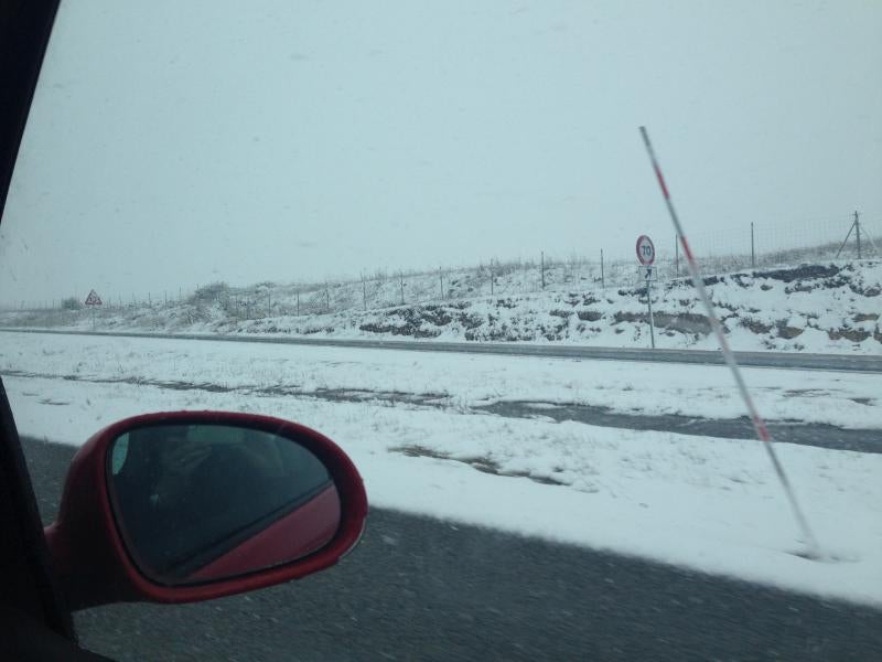 La nieve tiñe de blanco el norte de Palencia