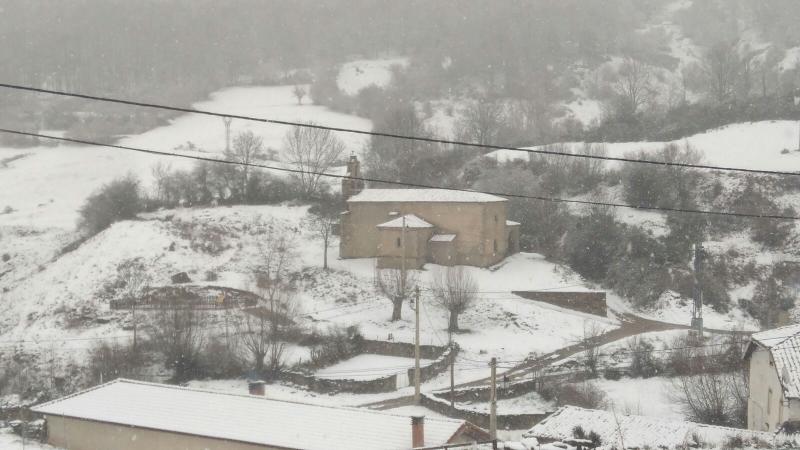 La nieve tiñe de blanco el norte de Palencia