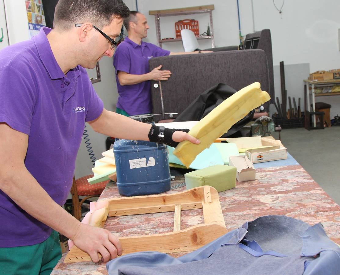 Taller de tapicería de la Fundación Valora2 de Palencia