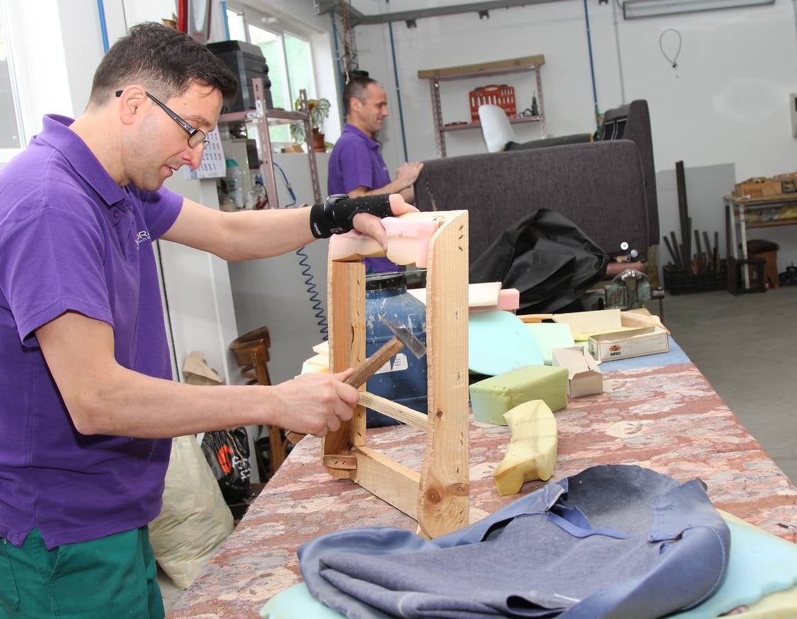Taller de tapicería de la Fundación Valora2 de Palencia