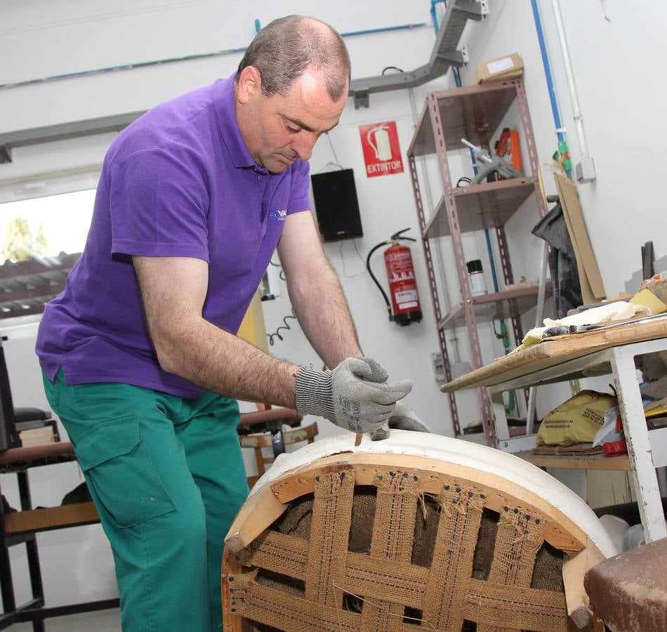 Taller de tapicería de la Fundación Valora2 de Palencia