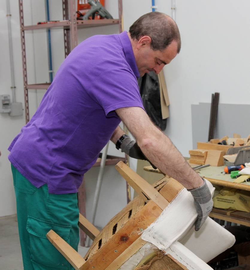Taller de tapicería de la Fundación Valora2 de Palencia