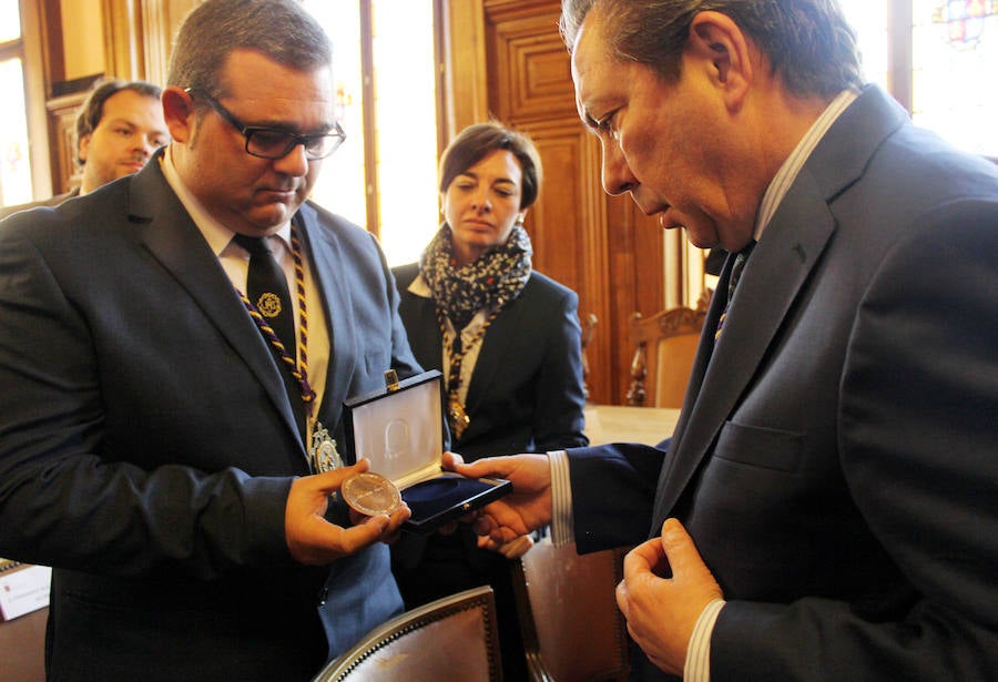 Entrega de la medalla de oro de la ciudad a la cofradia de los nazarenos de Palencia