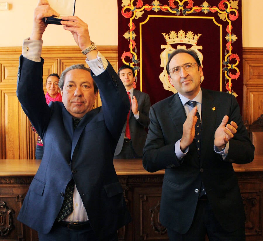 Entrega de la medalla de oro de la ciudad a la cofradia de los nazarenos de Palencia