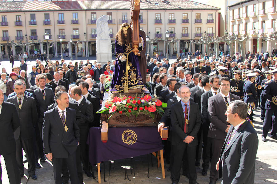 Entrega de la medalla de oro de la ciudad a la cofradia de los nazarenos de Palencia