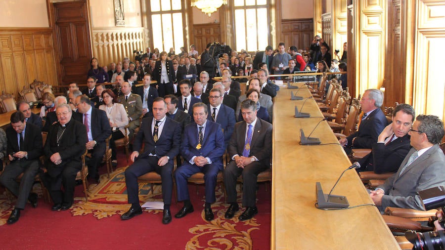 Entrega de la medalla de oro de la ciudad a la cofradia de los nazarenos de Palencia