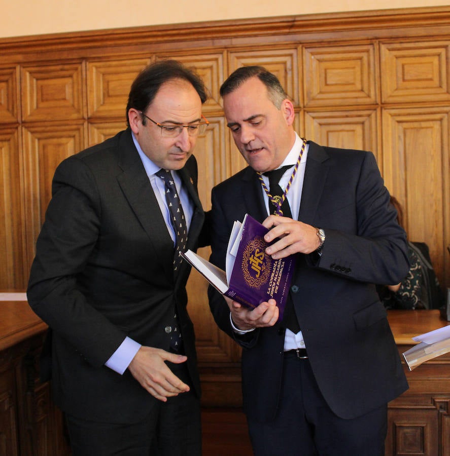 Entrega de la medalla de oro de la ciudad a la cofradia de los nazarenos de Palencia
