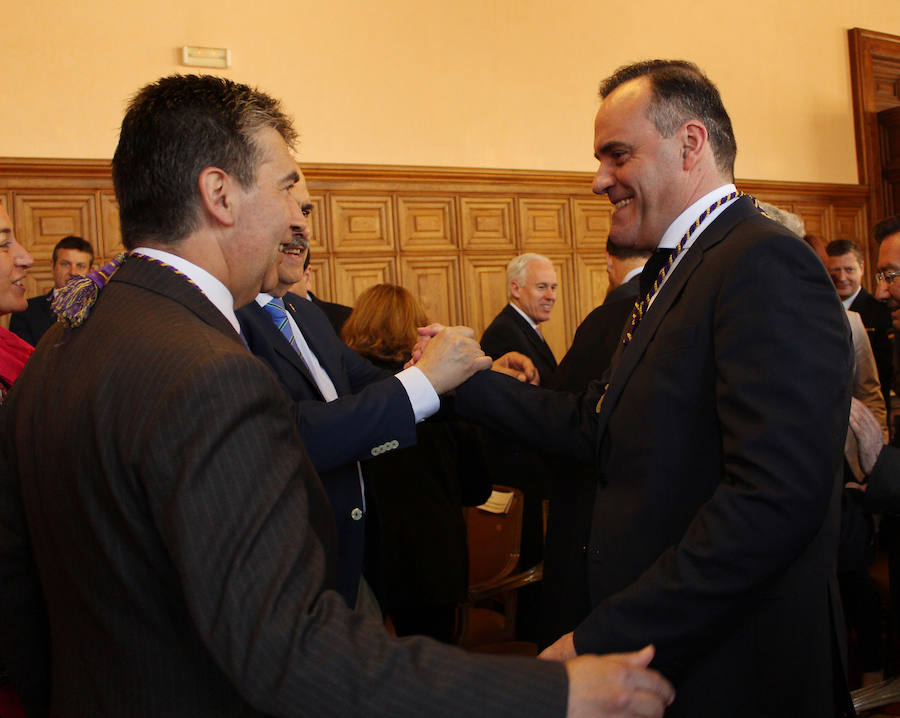 Entrega de la medalla de oro de la ciudad a la cofradia de los nazarenos de Palencia