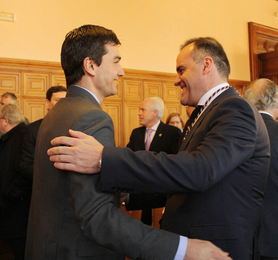Entrega de la medalla de oro de la ciudad a la cofradia de los nazarenos de Palencia