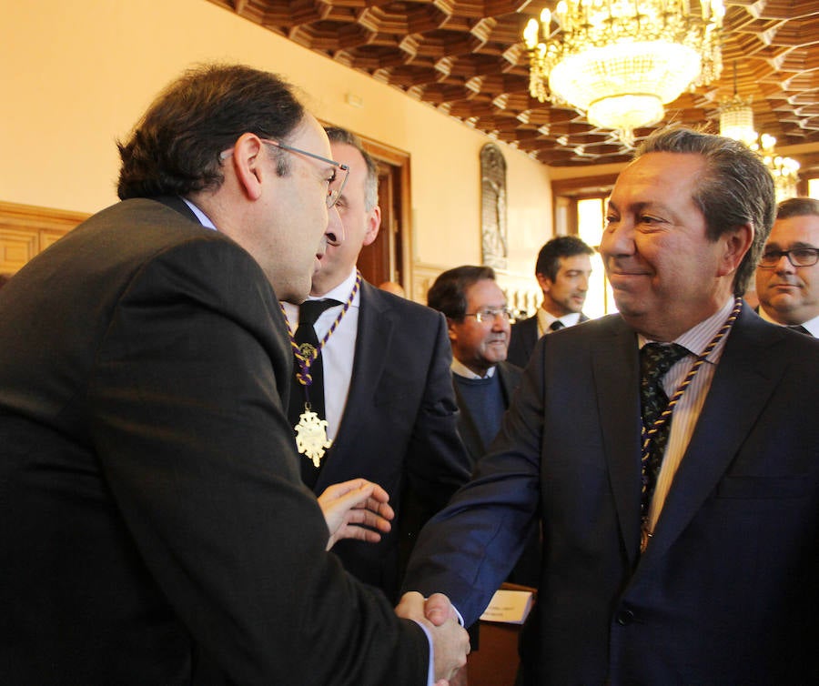 Entrega de la medalla de oro de la ciudad a la cofradia de los nazarenos de Palencia