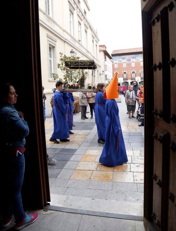 Alumnos del colegio Divino Maestro de Palencia escenifican la Pasión