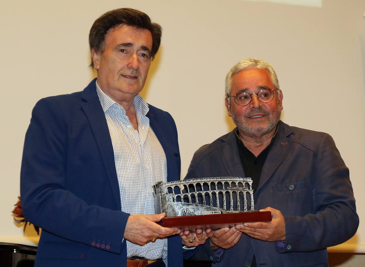 La Agrupación Segoviana de Empresarios del Transporte entrega los Acueductos de Plata