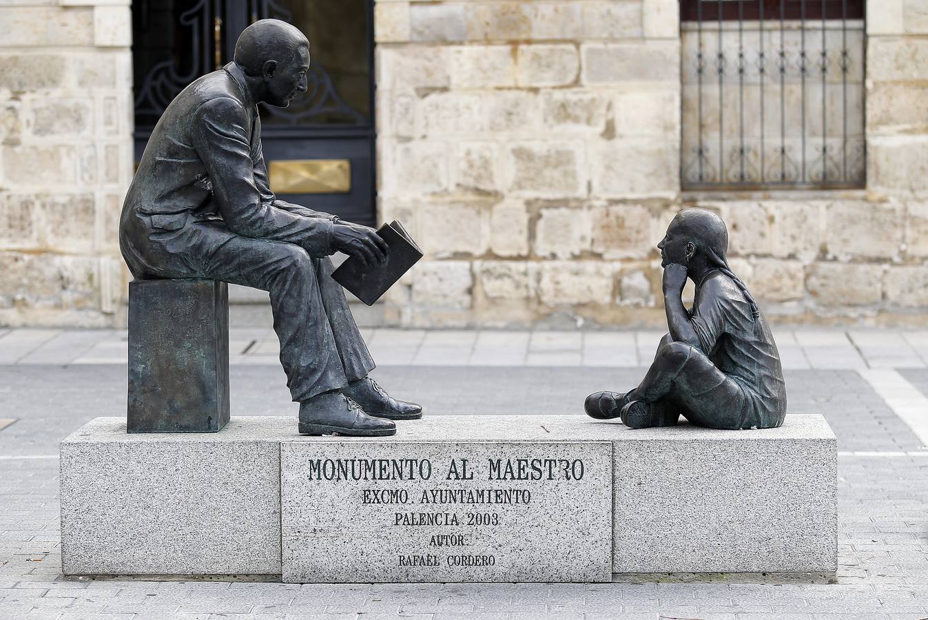 Monumento al maestro en la plaza de la Inmaculada.