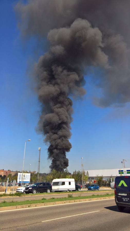 Incendio en un taller de neumáticos de Valladolid