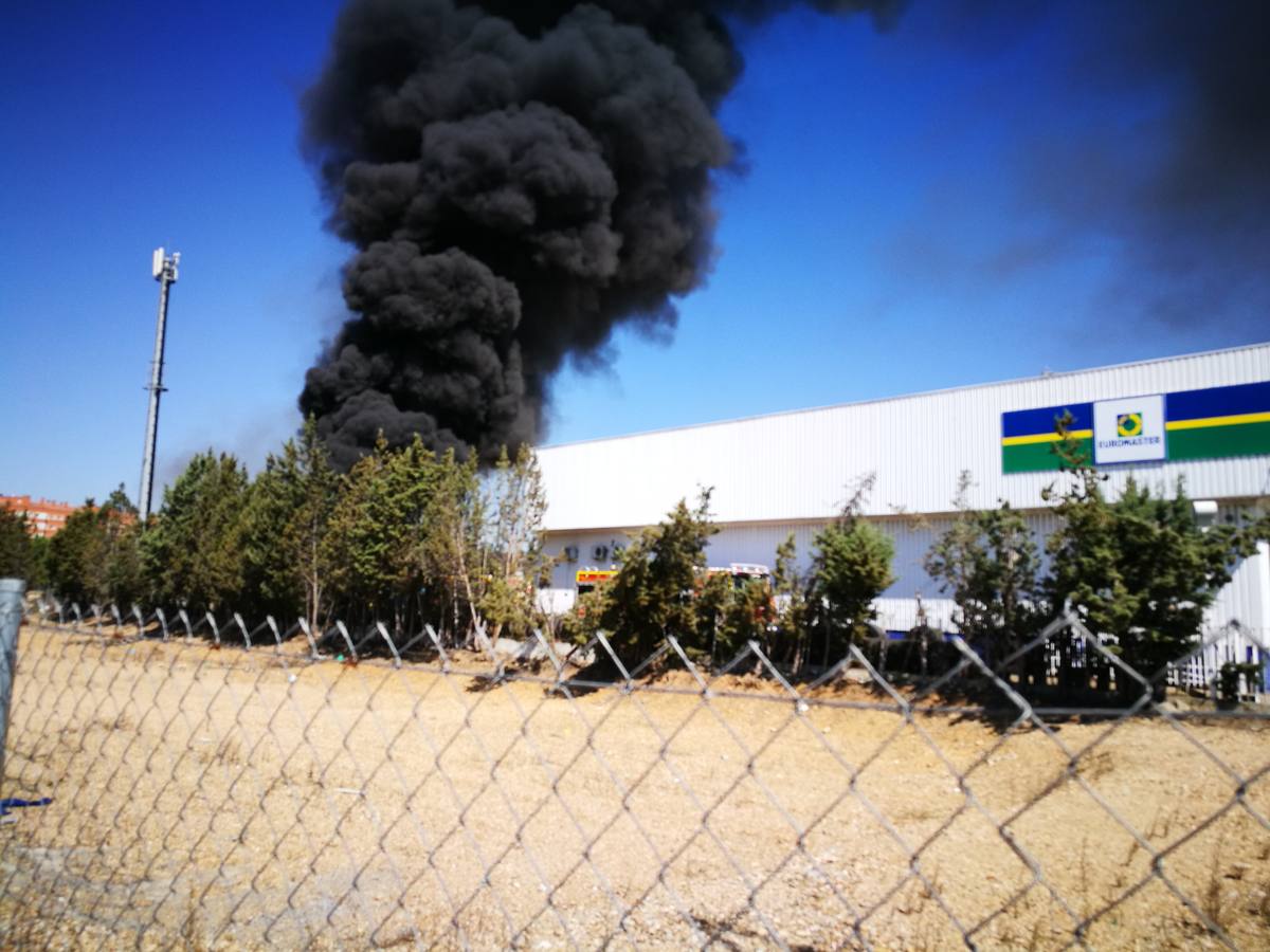 Incendio en un taller de neumáticos de Valladolid