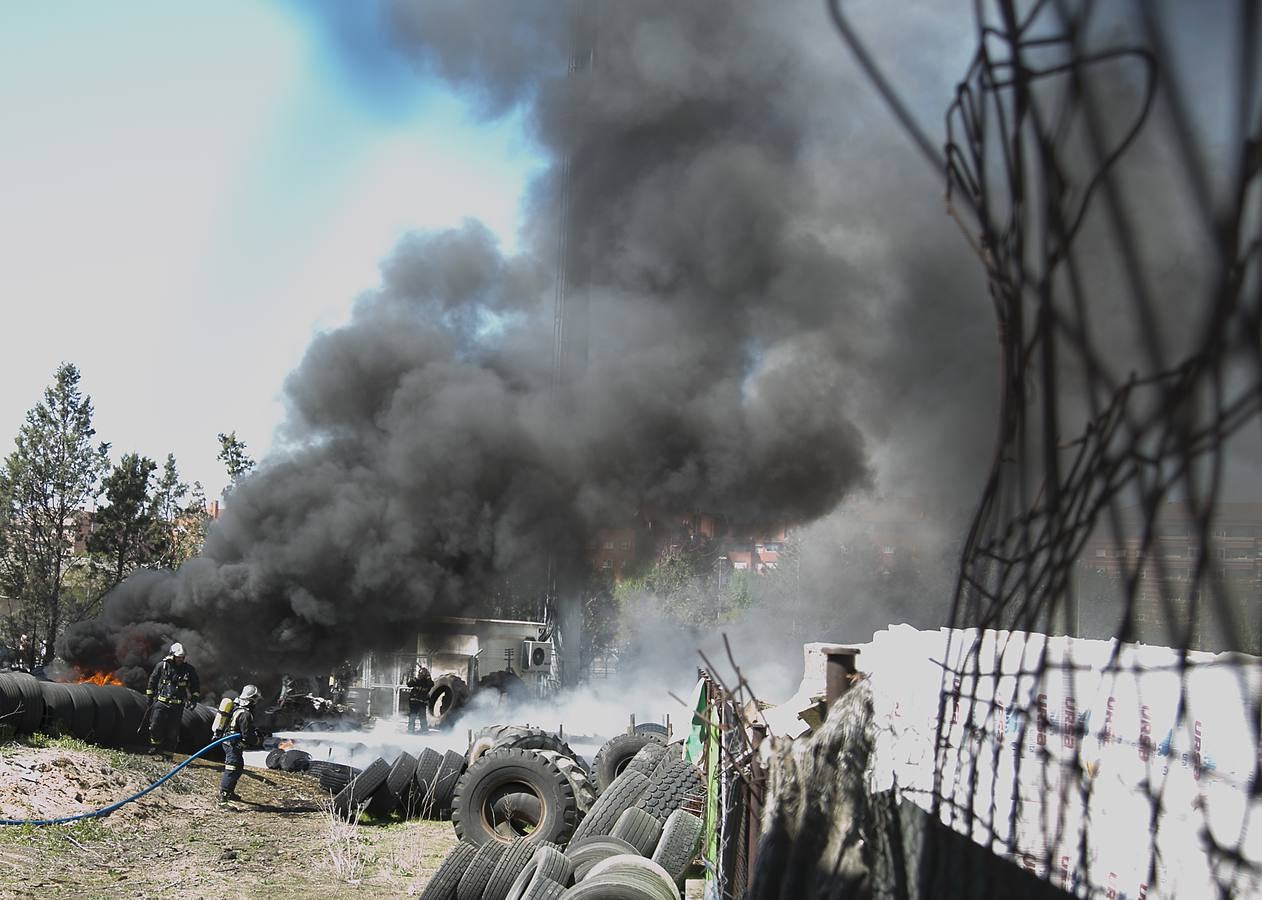 Incendio en un taller de neumáticos de Valladolid
