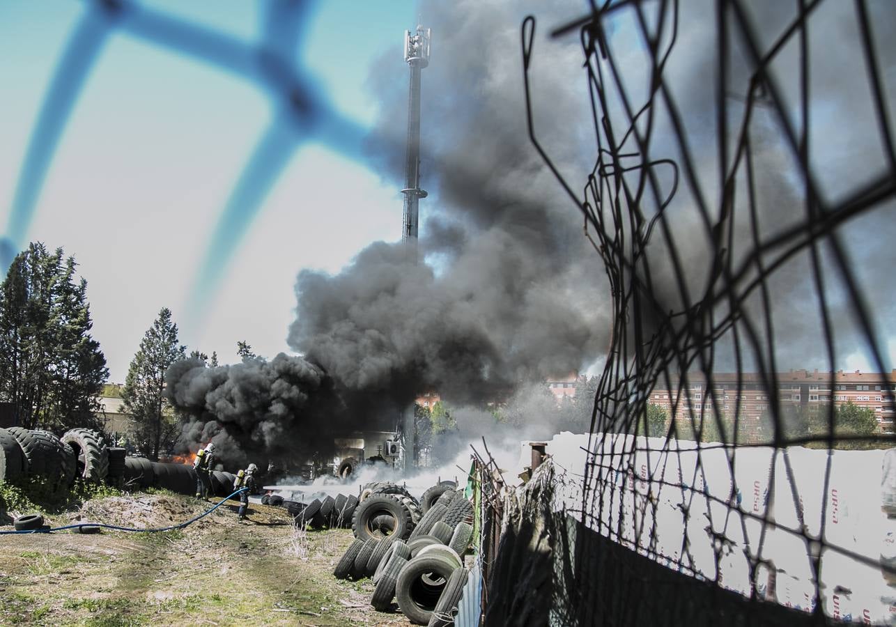 Incendio en un taller de neumáticos de Valladolid