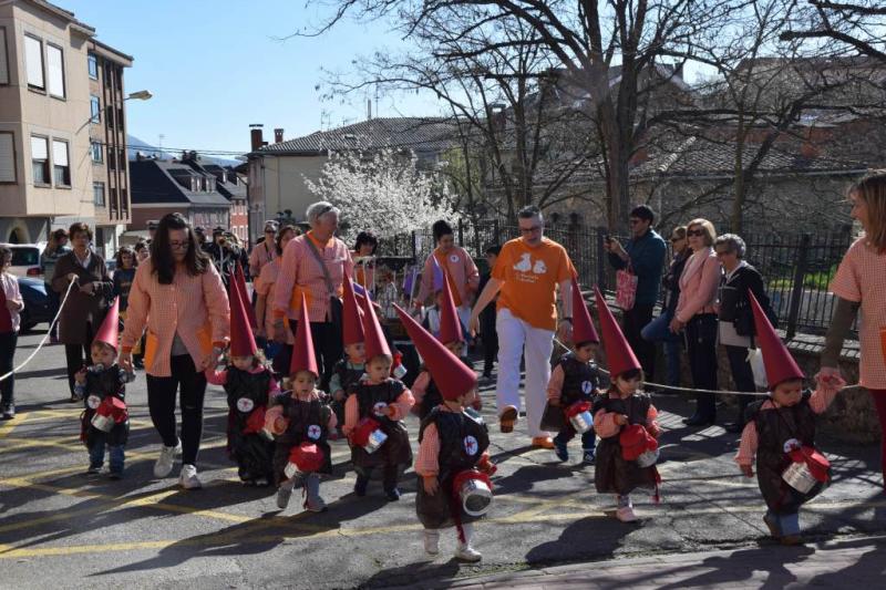 Desfile procesional organizado por la guardería Apeninos de Guardo