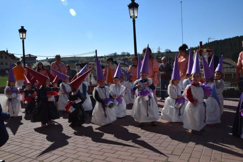 Desfile procesional organizado por la guardería Apeninos de Guardo